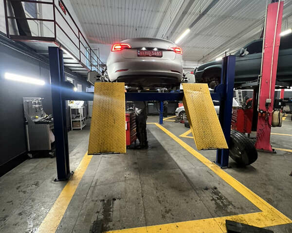 Серый Тесла Модель 3, объемом двигателя 0 л и пробегом 235 тыс. км за 14200 $, фото 11 на Automoto.ua