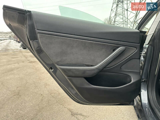 Серый Тесла Модель 3, объемом двигателя 0 л и пробегом 130 тыс. км за 18900 $, фото 16 на Automoto.ua