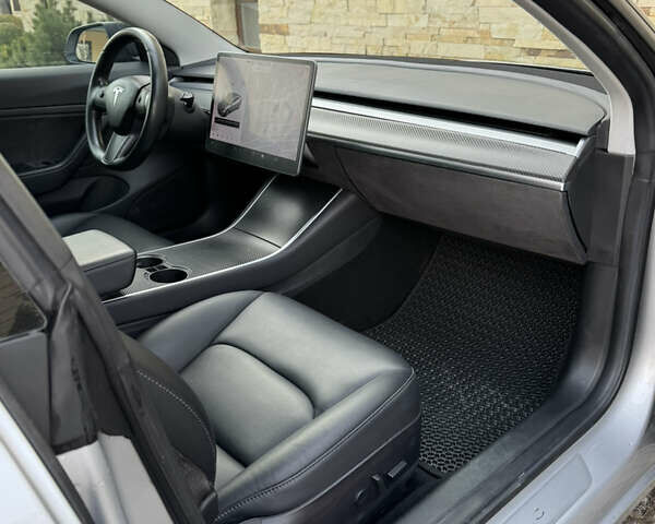 Серый Тесла Модель 3, объемом двигателя 0 л и пробегом 84 тыс. км за 17400 $, фото 45 на Automoto.ua