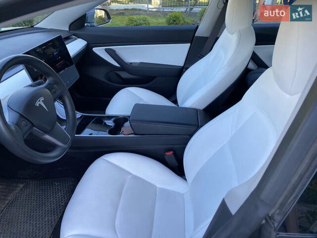 Серый Тесла Модель 3, объемом двигателя 0 л и пробегом 70 тыс. км за 20500 $, фото 12 на Automoto.ua