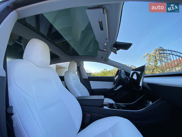 Серый Тесла Модель 3, объемом двигателя 0 л и пробегом 70 тыс. км за 20500 $, фото 7 на Automoto.ua