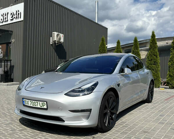 Тесла Модель 3 2018 в Каменце-Подольском на Automoto.ua Серый Тесла Модель 3, объемом двигателя 0 л и пробегом 180 тыс. км за 17300 $, фото 5 на Automoto.ua