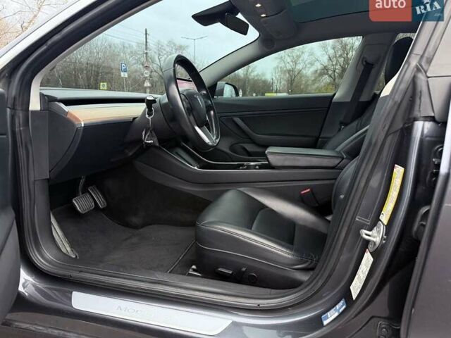 Серый Тесла Модель 3, объемом двигателя 0 л и пробегом 124 тыс. км за 14990 $, фото 7 на Automoto.ua