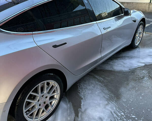Тесла Модель 3 2018 у Києві на Automoto.ua Сірий Тесла Модель 3, об'ємом двигуна 0 л та пробігом 160 тис. км за 17000 $, фото 1 на Automoto.ua
