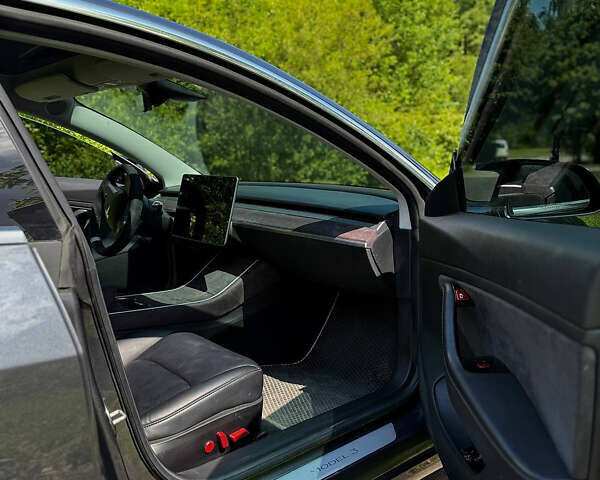 Тесла Модель 3 2018 в Ивано-Франковске на Automoto.ua Серый Тесла Модель 3, объемом двигателя 0 л и пробегом 119 тыс. км за 16999 $, фото 18 на Automoto.ua