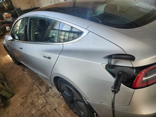 Серый Тесла Модель 3, объемом двигателя 0 л и пробегом 211 тыс. км за 14950 $, фото 4 на Automoto.ua