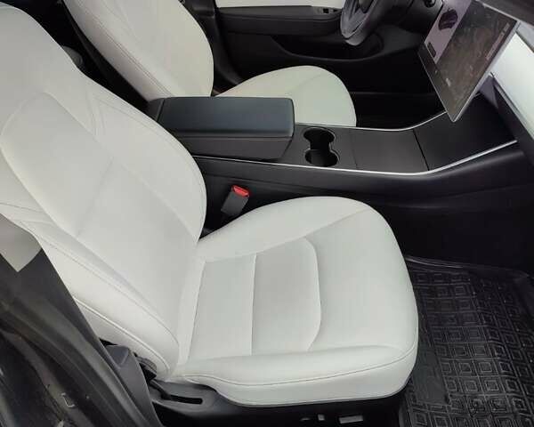 Серый Тесла Модель 3, объемом двигателя 0 л и пробегом 62 тыс. км за 16900 $, фото 16 на Automoto.ua