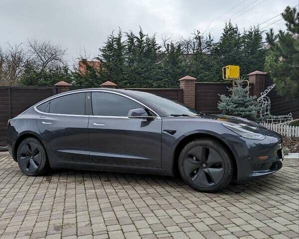 Серый Тесла Модель 3, объемом двигателя 0 л и пробегом 68 тыс. км за 23500 $, фото 7 на Automoto.ua
