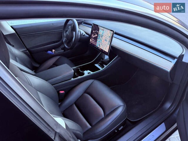 Серый Тесла Модель 3, объемом двигателя 0 л и пробегом 28 тыс. км за 19300 $, фото 5 на Automoto.ua