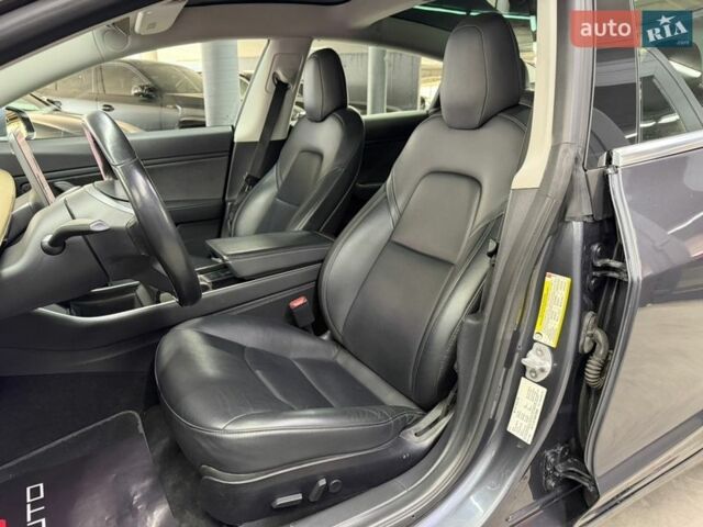 Серый Тесла Модель 3, объемом двигателя 0 л и пробегом 56 тыс. км за 16900 $, фото 19 на Automoto.ua