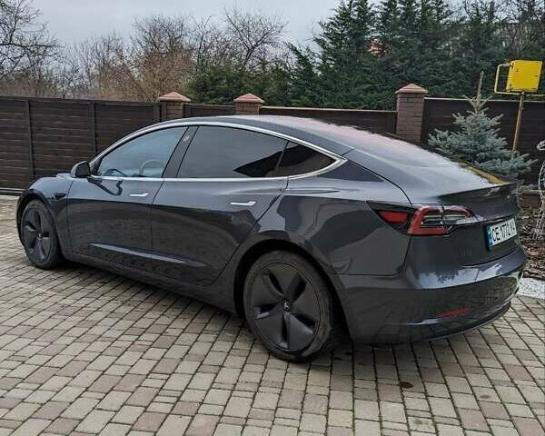 Серый Тесла Модель 3, объемом двигателя 0 л и пробегом 68 тыс. км за 23500 $, фото 3 на Automoto.ua