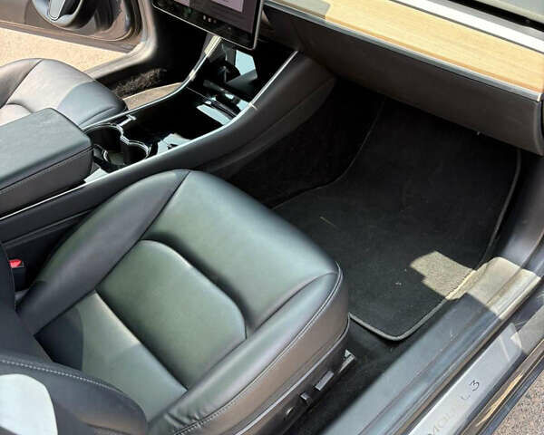 Серый Тесла Модель 3, объемом двигателя 0 л и пробегом 82 тыс. км за 15800 $, фото 15 на Automoto.ua