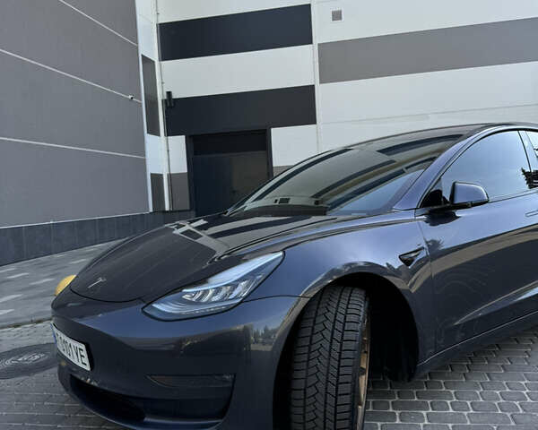 Серый Тесла Модель 3, объемом двигателя 0 л и пробегом 93 тыс. км за 19300 $, фото 3 на Automoto.ua