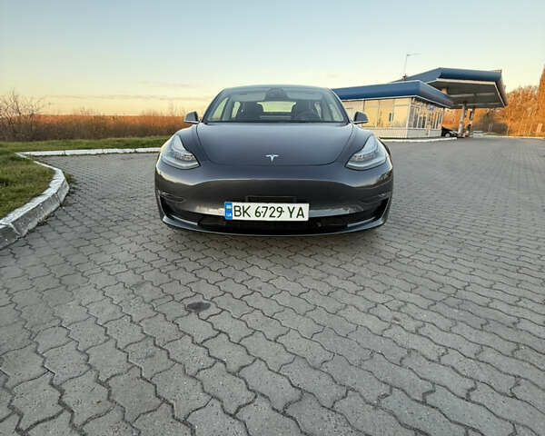 Серый Тесла Модель 3, объемом двигателя 0 л и пробегом 54 тыс. км за 18899 $, фото 3 на Automoto.ua