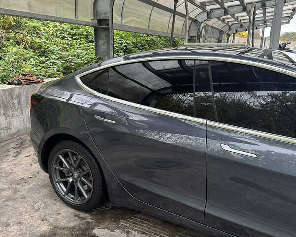 Тесла Модель 3 2019 в Киеве на Automoto.ua Серый Тесла Модель 3, объемом двигателя 0 л и пробегом 98 тыс. км за 22000 $, фото 3 на Automoto.ua
