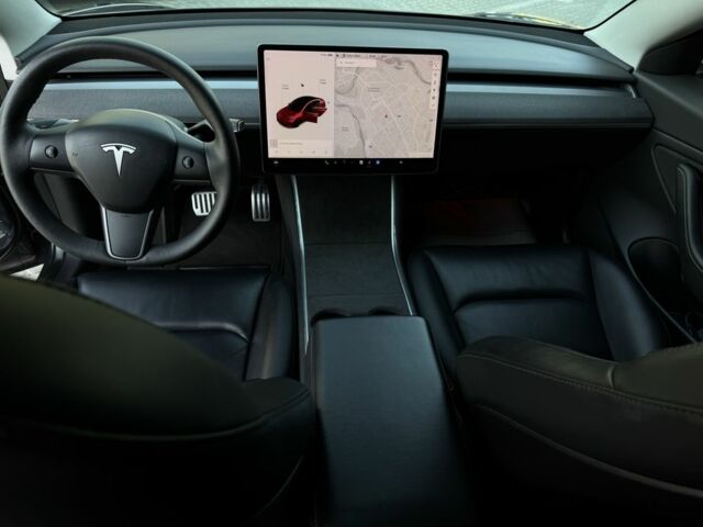 Серый Тесла Модель 3, объемом двигателя 0 л и пробегом 93 тыс. км за 20900 $, фото 7 на Automoto.ua