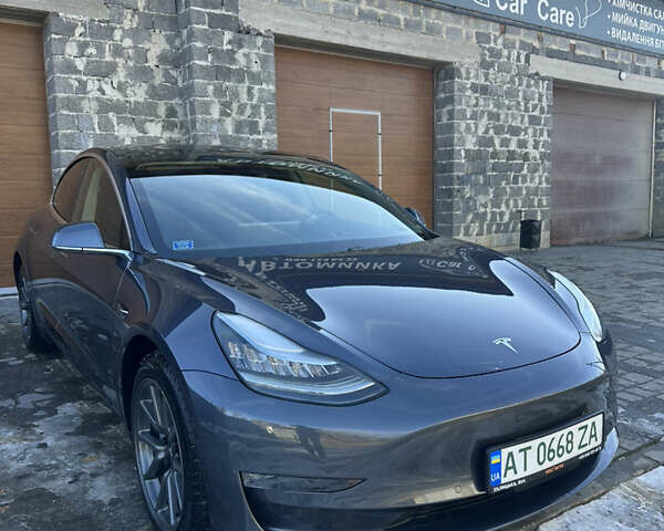 Серый Тесла Модель 3, объемом двигателя 0 л и пробегом 54 тыс. км за 18450 $, фото 2 на Automoto.ua