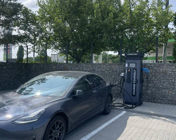 Серый Тесла Модель 3, объемом двигателя 0 л и пробегом 130 тыс. км за 19000 $, фото 3 на Automoto.ua