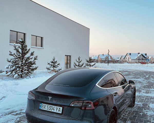 Серый Тесла Модель 3, объемом двигателя 0 л и пробегом 135 тыс. км за 15550 $, фото 3 на Automoto.ua