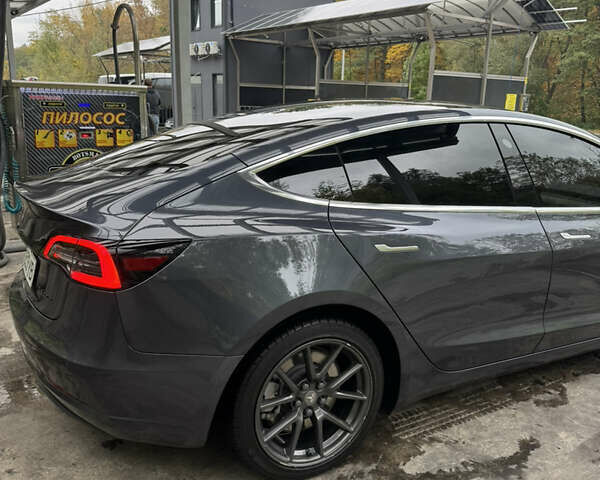 Тесла Модель 3 2019 в Киеве на Automoto.ua Серый Тесла Модель 3, объемом двигателя 0 л и пробегом 98 тыс. км за 22000 $, фото 4 на Automoto.ua