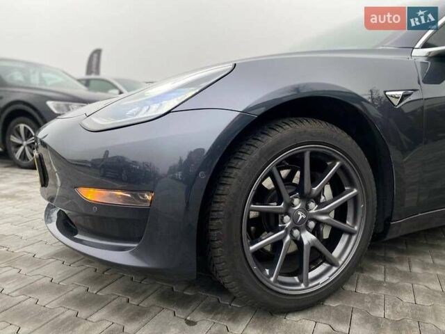 Серый Тесла Модель 3, объемом двигателя 0 л и пробегом 158 тыс. км за 20490 $, фото 2 на Automoto.ua