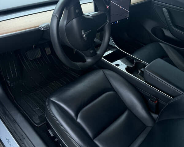 Серый Тесла Модель 3, объемом двигателя 0 л и пробегом 77 тыс. км за 17300 $, фото 4 на Automoto.ua