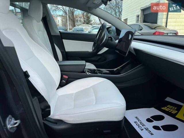 Серый Тесла Модель 3, объемом двигателя 0 л и пробегом 88 тыс. км за 22900 $, фото 16 на Automoto.ua