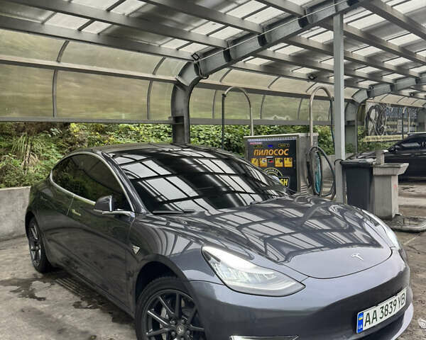 Тесла Модель 3 2019 в Киеве на Automoto.ua Серый Тесла Модель 3, объемом двигателя 0 л и пробегом 98 тыс. км за 22000 $, фото 1 на Automoto.ua