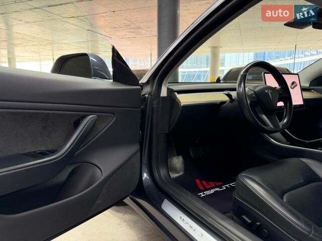 Серый Тесла Модель 3, объемом двигателя 0 л и пробегом 56 тыс. км за 16900 $, фото 18 на Automoto.ua