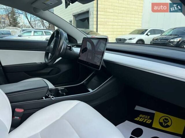 Серый Тесла Модель 3, объемом двигателя 0 л и пробегом 88 тыс. км за 22900 $, фото 17 на Automoto.ua