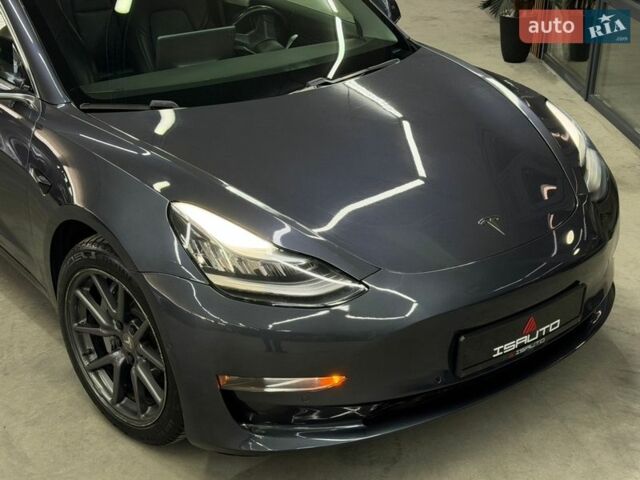 Серый Тесла Модель 3, объемом двигателя 0 л и пробегом 56 тыс. км за 16900 $, фото 2 на Automoto.ua