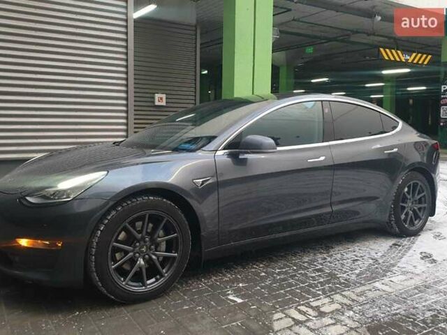 Серый Тесла Модель 3, объемом двигателя 0 л и пробегом 70 тыс. км за 18500 $, фото 1 на Automoto.ua