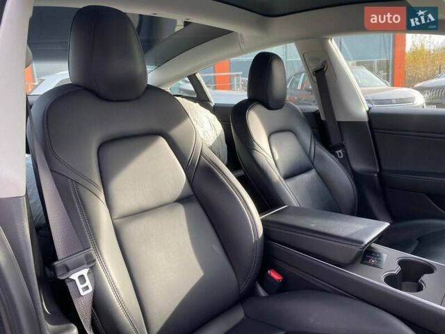 Серый Тесла Модель 3, объемом двигателя 0 л и пробегом 82 тыс. км за 18600 $, фото 15 на Automoto.ua