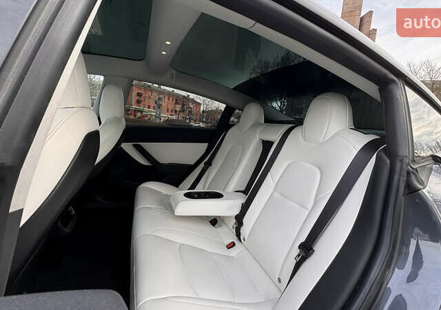 Серый Тесла Модель 3, объемом двигателя 0 л и пробегом 140 тыс. км за 15500 $, фото 5 на Automoto.ua