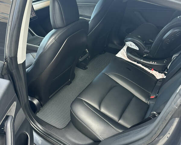 Серый Тесла Модель 3, объемом двигателя 0 л и пробегом 50 тыс. км за 20400 $, фото 9 на Automoto.ua