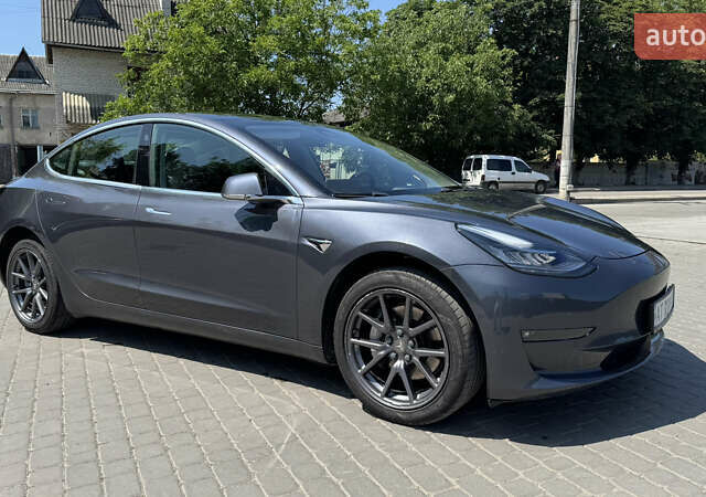 Тесла Модель 3 2020 в Ивано-Франковске на Automoto.ua Серый Тесла Модель 3, объемом двигателя 0 л и пробегом 80 тыс. км за 19999 $, фото 2 на Automoto.ua