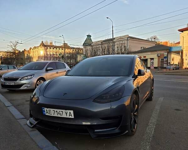 Серый Тесла Модель 3, объемом двигателя 0 л и пробегом 52 тыс. км за 17900 $, фото 1 на Automoto.ua