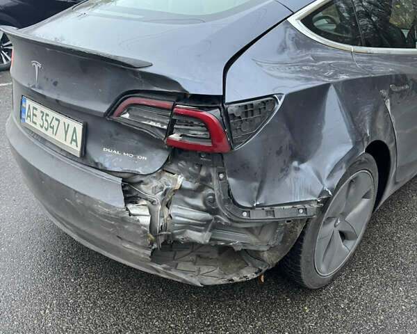 Серый Тесла Модель 3, объемом двигателя 0 л и пробегом 90 тыс. км за 15500 $, фото 5 на Automoto.ua