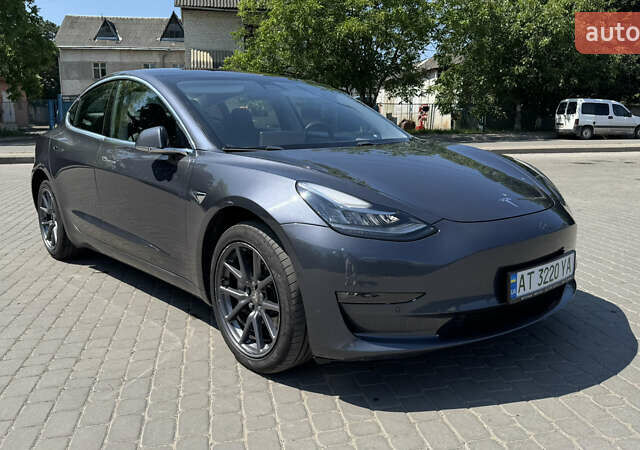 Тесла Модель 3 2020 в Ивано-Франковске на Automoto.ua Серый Тесла Модель 3, объемом двигателя 0 л и пробегом 80 тыс. км за 19999 $, фото 3 на Automoto.ua