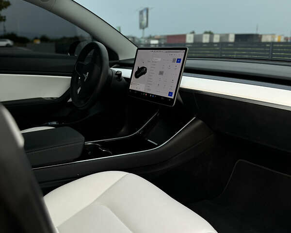 Серый Тесла Модель 3, объемом двигателя 0 л и пробегом 95 тыс. км за 19100 $, фото 12 на Automoto.ua