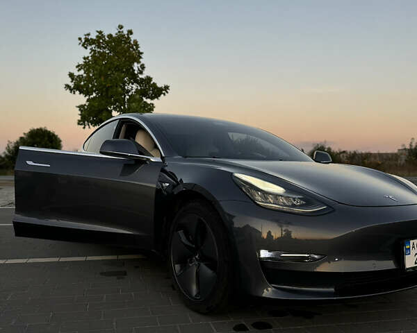 Серый Тесла Модель 3, объемом двигателя 0 л и пробегом 95 тыс. км за 19100 $, фото 5 на Automoto.ua