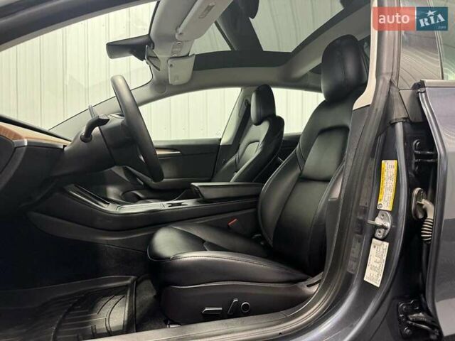 Серый Тесла Модель 3, объемом двигателя 0 л и пробегом 85 тыс. км за 20900 $, фото 15 на Automoto.ua