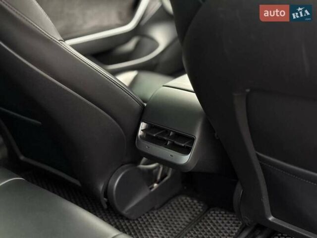 Серый Тесла Модель 3, объемом двигателя 0 л и пробегом 68 тыс. км за 19500 $, фото 31 на Automoto.ua