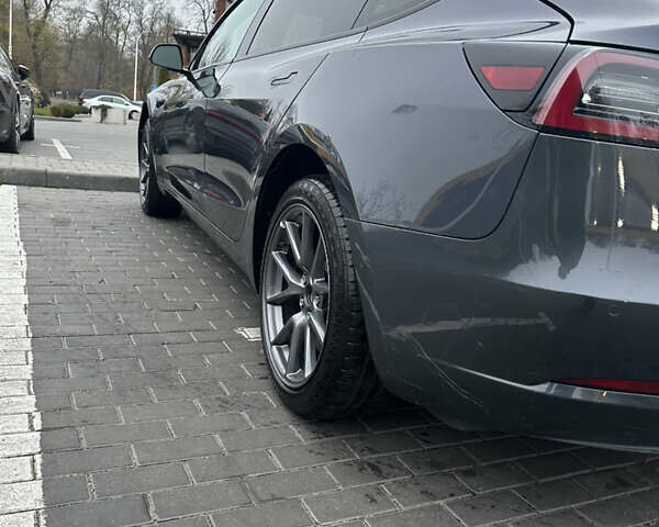 Серый Тесла Модель 3, объемом двигателя 0 л и пробегом 138 тыс. км за 18900 $, фото 2 на Automoto.ua