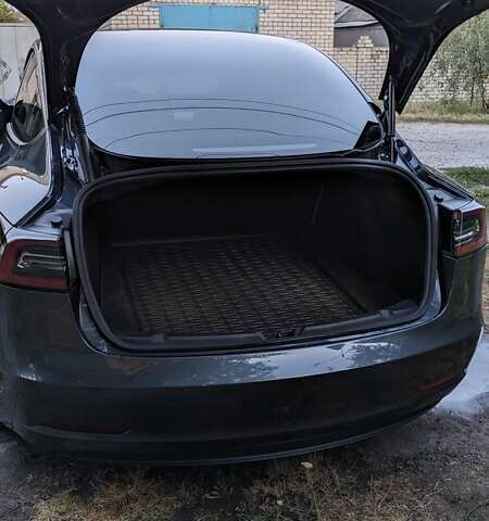 Серый Тесла Модель 3, объемом двигателя 0 л и пробегом 23 тыс. км за 19500 $, фото 3 на Automoto.ua