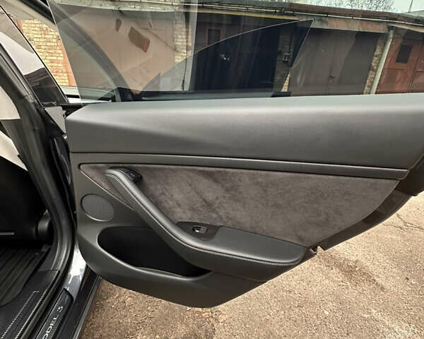 Серый Тесла Модель 3, объемом двигателя 0 л и пробегом 36 тыс. км за 25400 $, фото 13 на Automoto.ua