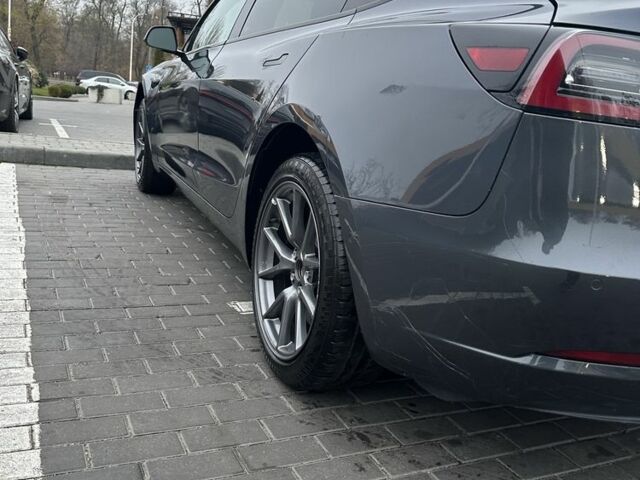 Серый Тесла Модель 3, объемом двигателя 0 л и пробегом 132 тыс. км за 20600 $, фото 4 на Automoto.ua