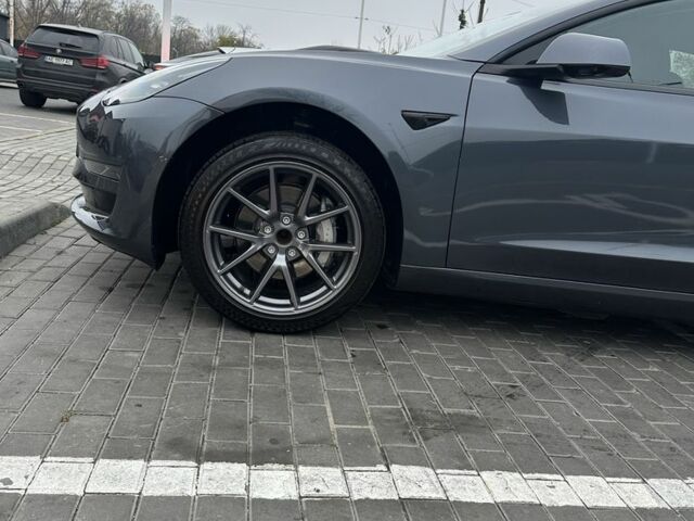 Серый Тесла Модель 3, объемом двигателя 0 л и пробегом 132 тыс. км за 20600 $, фото 3 на Automoto.ua