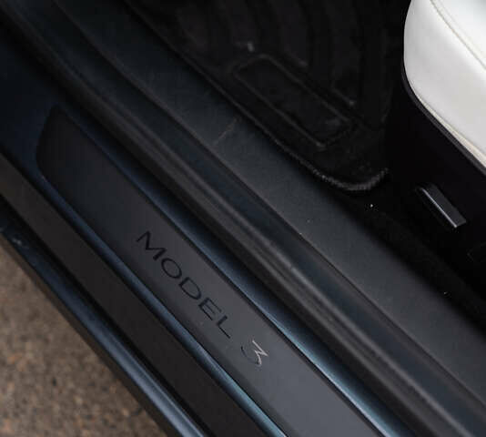 Серый Тесла Модель 3, объемом двигателя 0 л и пробегом 66 тыс. км за 21500 $, фото 19 на Automoto.ua