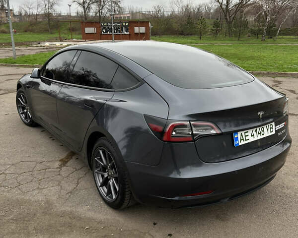 Серый Тесла Модель 3, объемом двигателя 0 л и пробегом 90 тыс. км за 20500 $, фото 4 на Automoto.ua